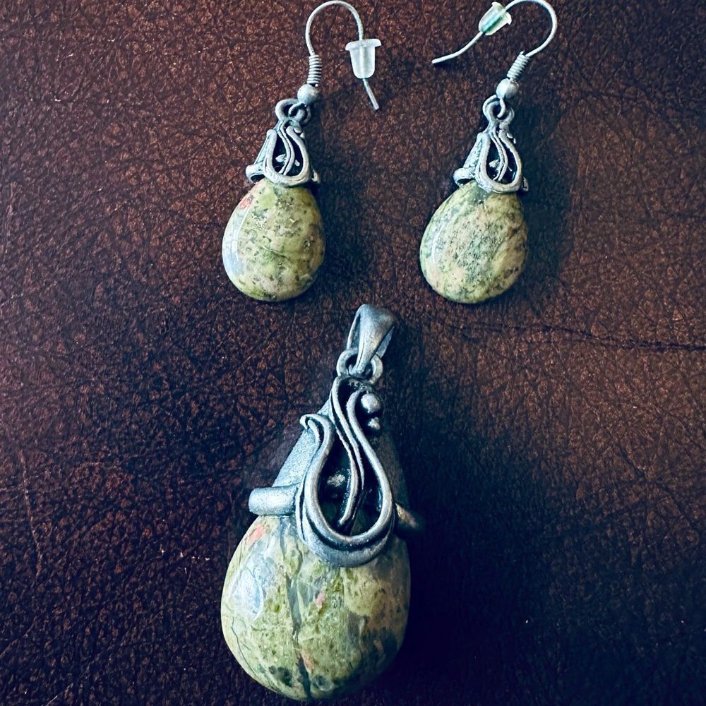 Vintage Best Silver Green Stone Earrings Necklace Pendant Set